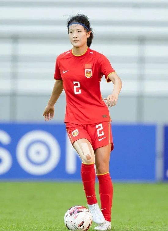 只穿内衣内裤的美女